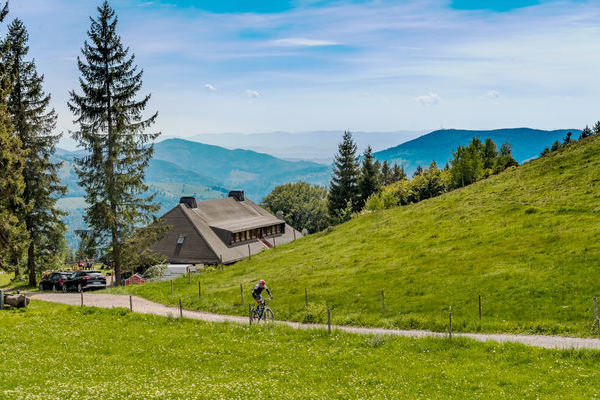Ein beliebtes Ziel für Radfahrer ist das Almgasthaus Knöpflesbrunnen auf über 1.000 Metern