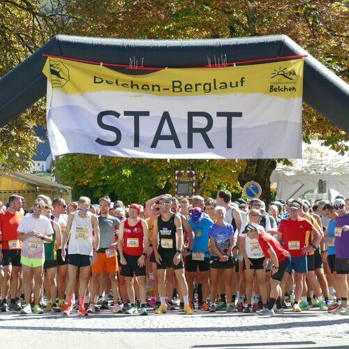 Start des Belchen Berglaufs im Stadtzentrum von Sch&ouml;nau