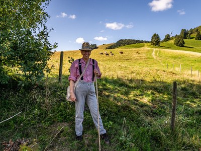Auf dem Foto ist Dorfhirte Otto zu sehen. Im Hintergrund die Berglandschaft von Fr�hnd sowie einige Hinterw�lder Rinder.