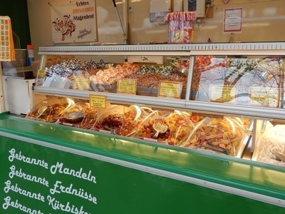 Aussteller mit S�ssigkeiten am Peter Paul Markt