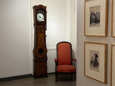 Kunsthalle von innen mit Gem�lden, Standuhr und Stuhl