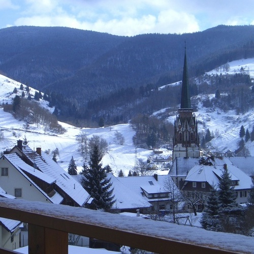 Balkon mit Panoramablick - Im Hochschwarzwald Bergwanderung- und Skipa-radies Bezaubernde Landschaft, Wanderwege in unmittelbarer Nähe.