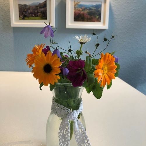 Blumen in einem der beiden Doppelzimmer.  - 